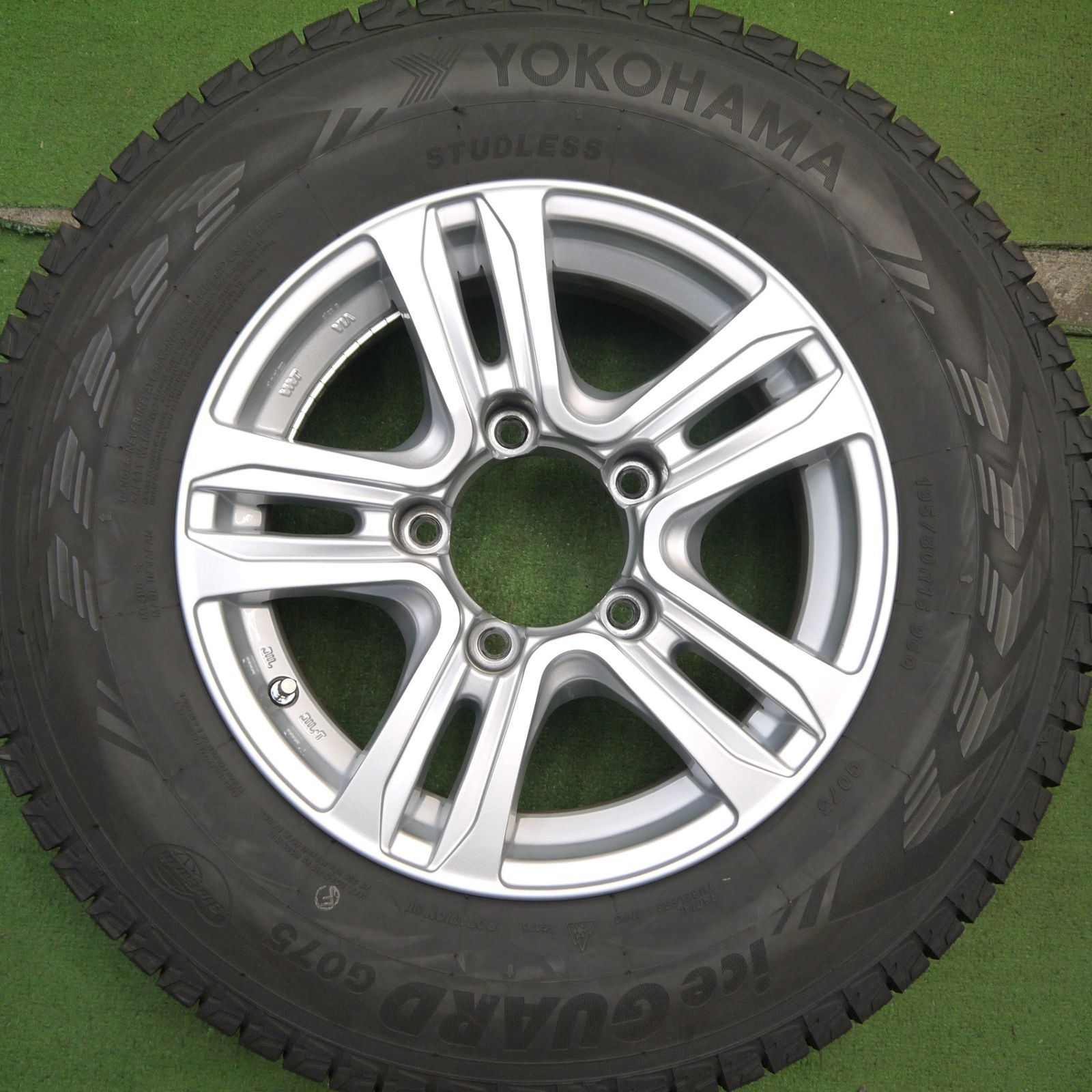 バリ溝!22年!キレイ!9分☆ジムニー シエラ 等 195/80R15 バリ溝!22年!キレイ!9分☆ジムニー シエラ 等 195/80R15