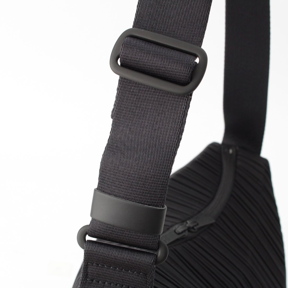 プリーツプリーズ イッセイミヤケ PLANETARY PLATES CROSS BODY  