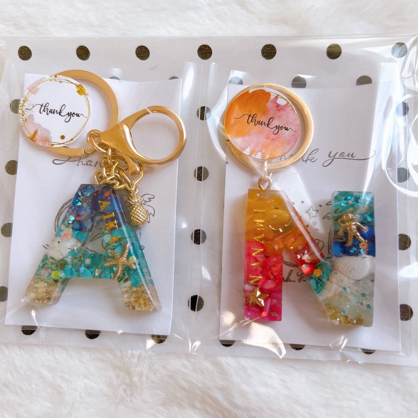 ハンドメイド・名入れOK】常夏の海イニシャルキーホルダー 一目惚れ