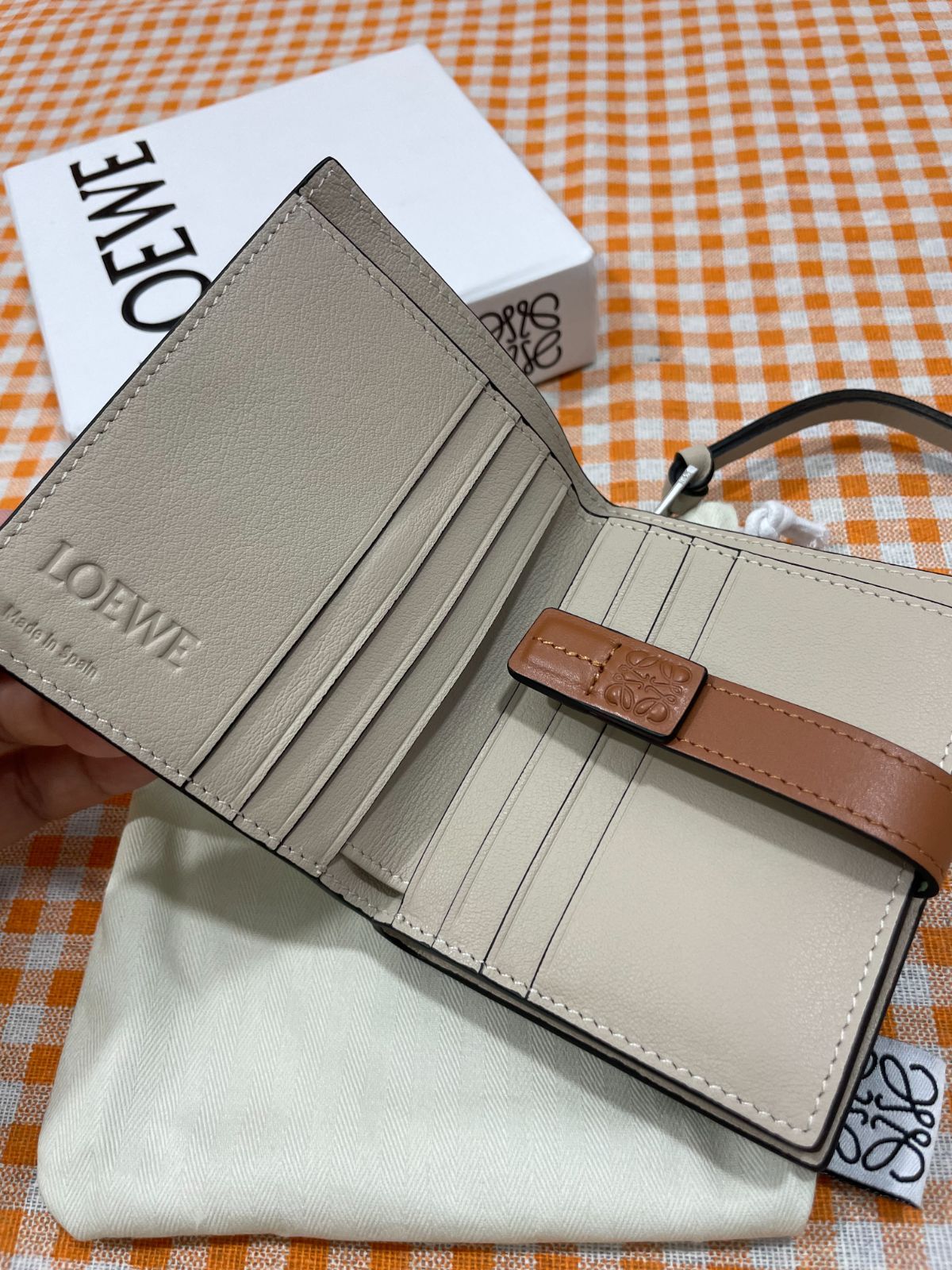 ✨新品同様✨ロエベLOEWE グリーン 折り財布 小銭入れ 可愛い色