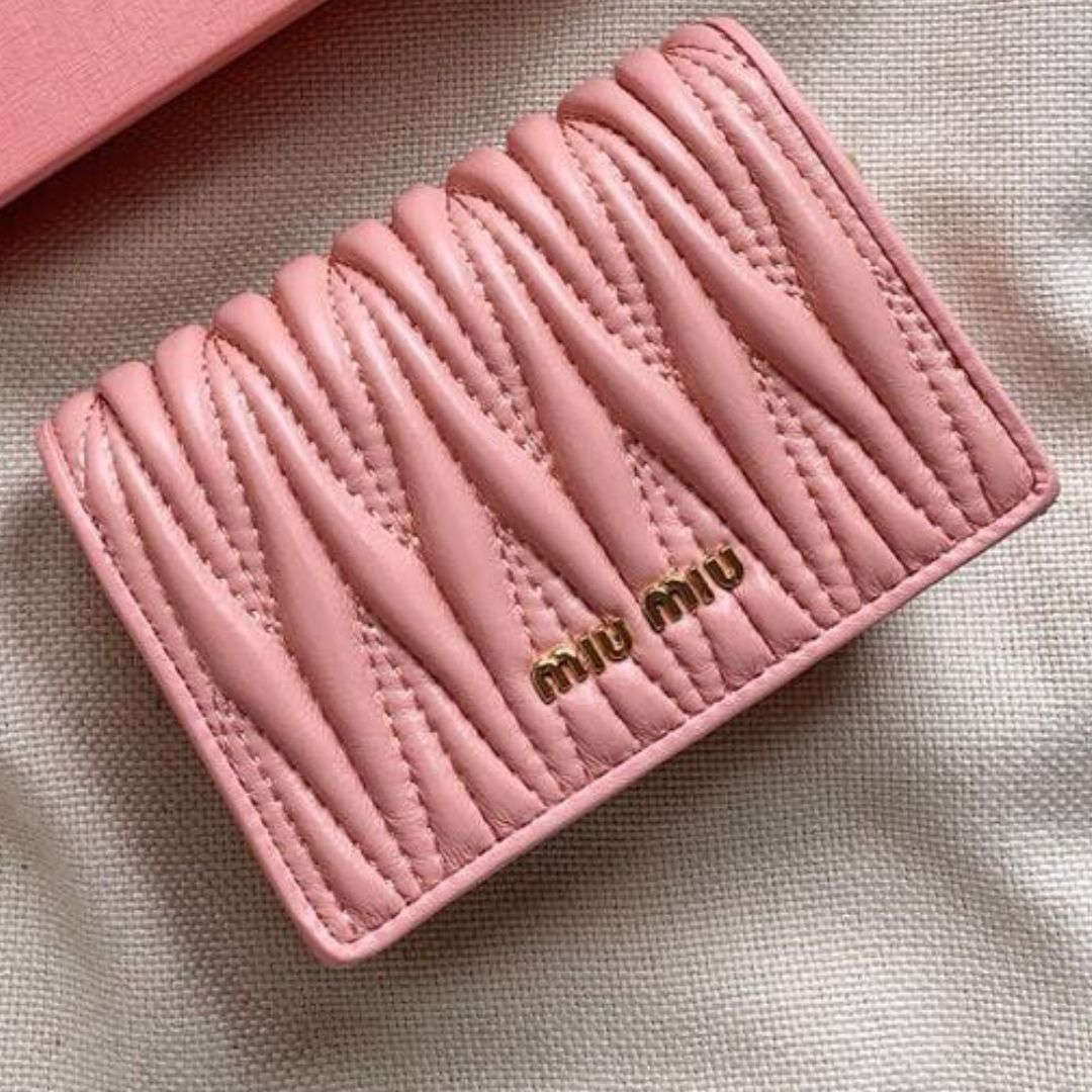 極美品】MIU MIU マテラッセ 現行 二つ折り財布 ロゴ金具 ピンク