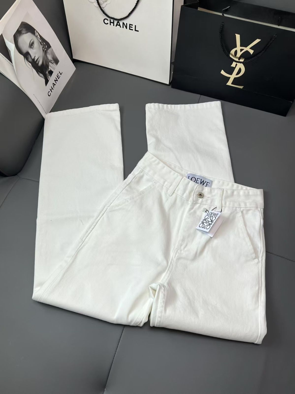LOEWE 刺繍入りホワイトストレートデニムパンツ