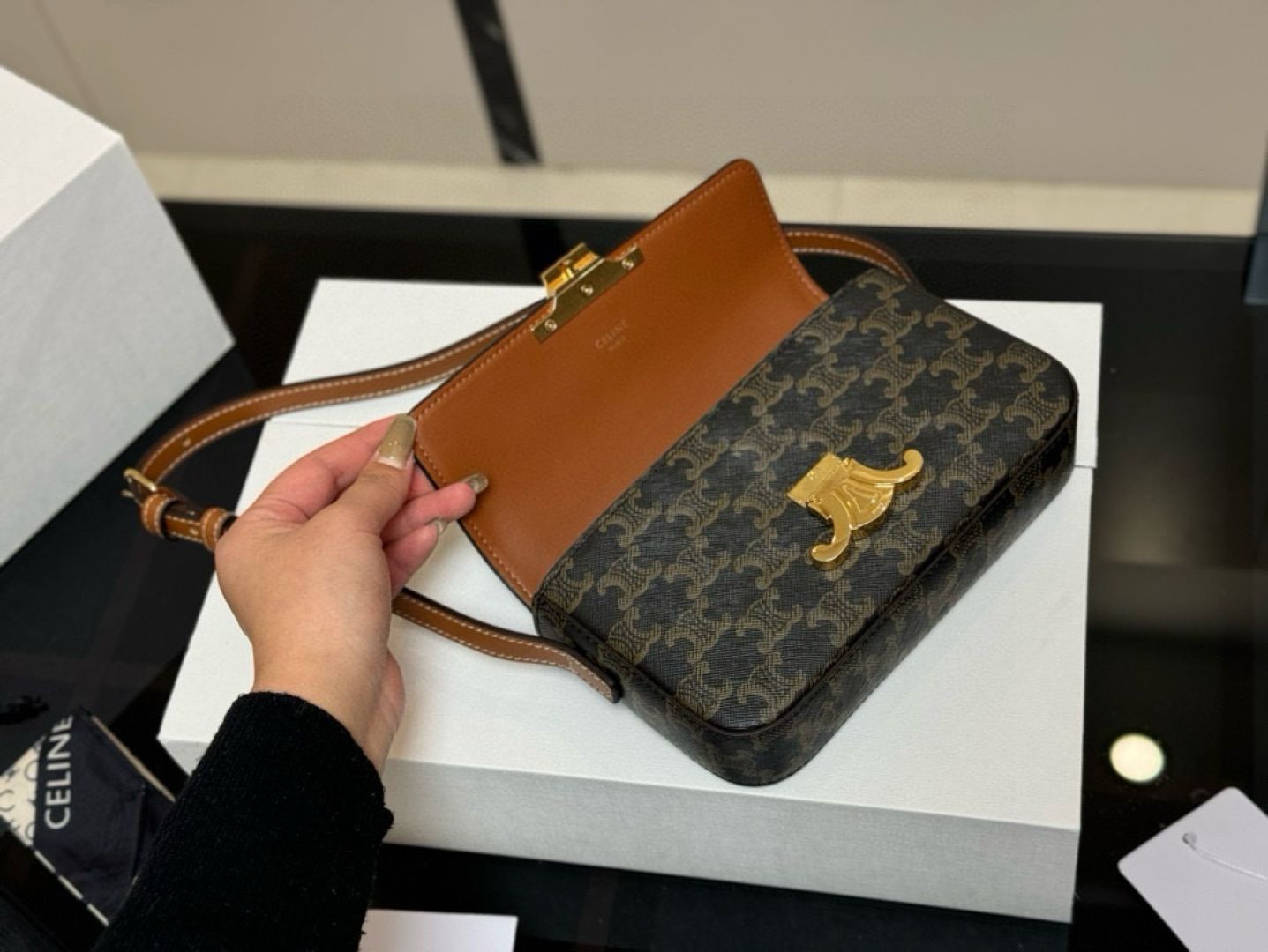 セリーヌ キュイール トリオンフ アンダーアームバッグ Celine] アンダーアームバッグ トリオンフデザイン - 専用