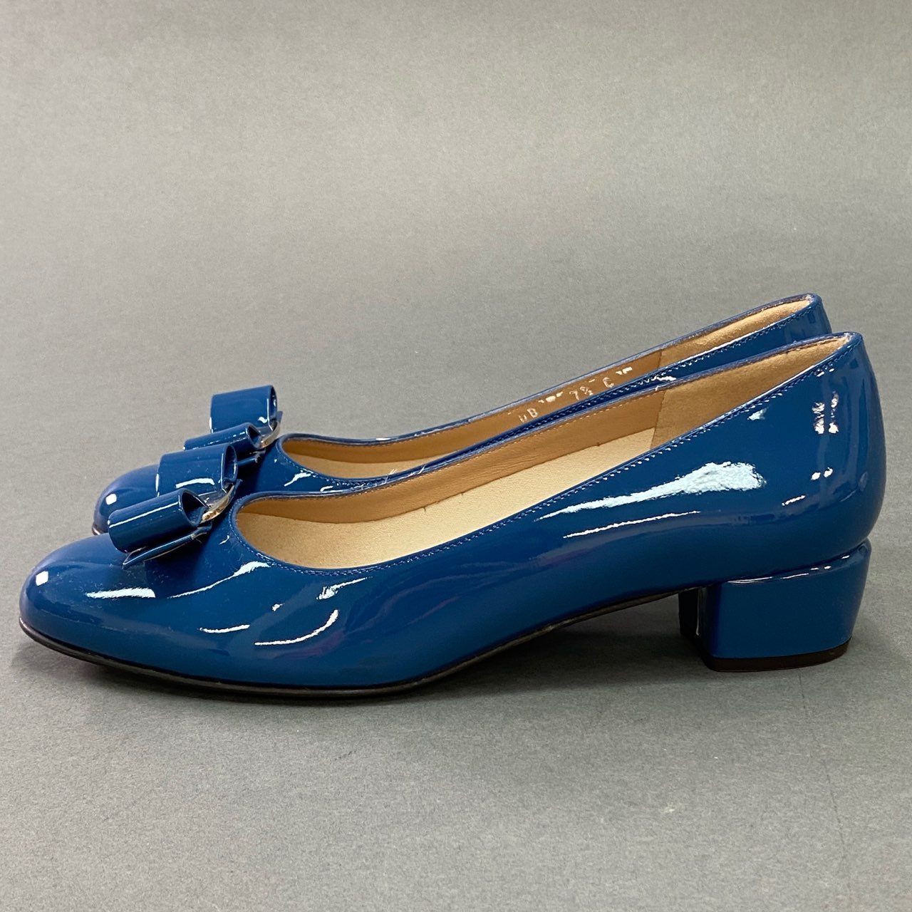 Ferragamo VARA 青 リボン パンプス フェラガモヴァラエナメル