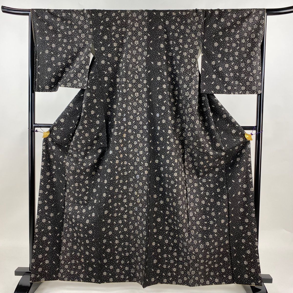 紬 身丈163.5cm 裄丈67cm M 袷 桜 桜の花びら 黒 正絹 秀品