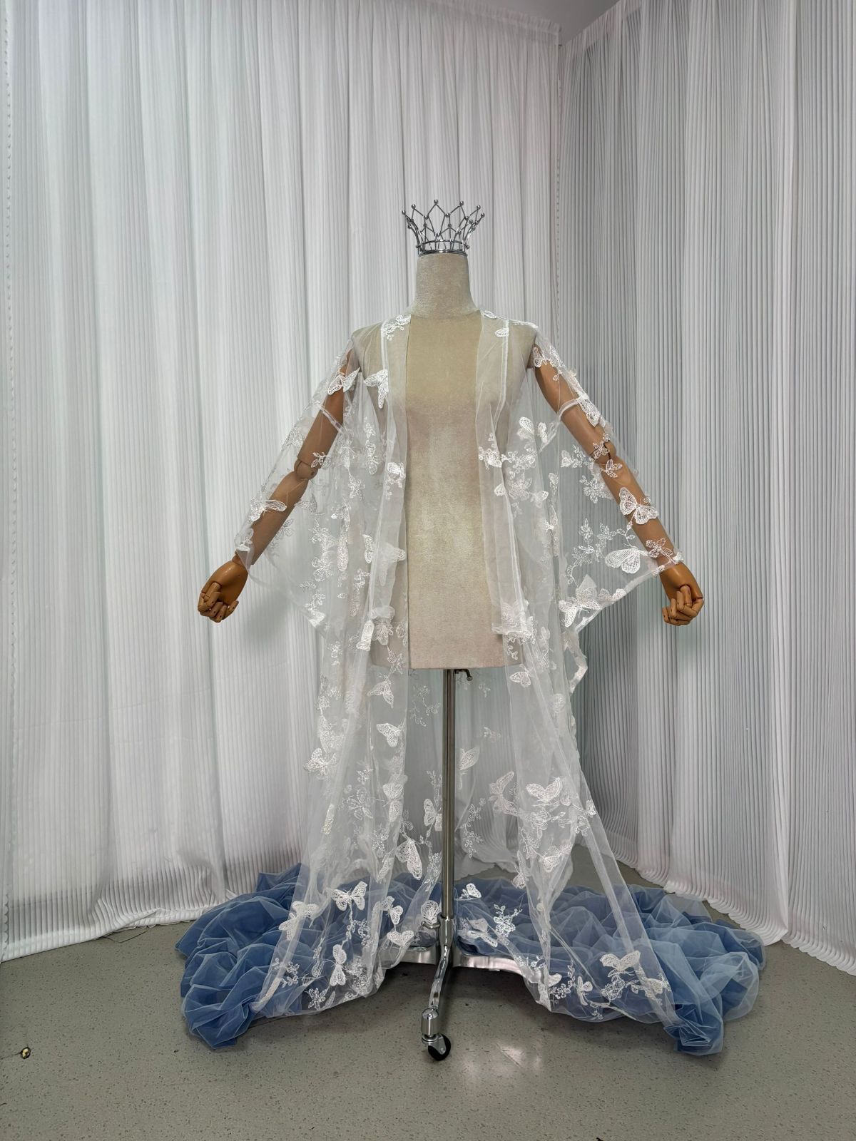 チュール打掛 オーガンジー打掛 着物 オーバードレス レース羽織 ウエディングドレス お色直し 刺繍 色変更 3D立体的な刺繍 うす衣 和装 和装花嫁 和装前撮り 色打掛 大人婚 舞台ステージ 時代劇用演劇 芝居 芸者 浴衣 蝶々 フリル付