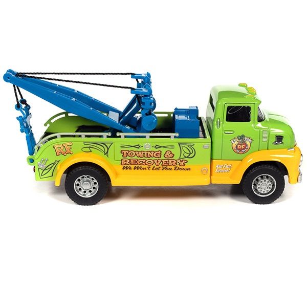 AUTO WORLD 1:48 RAT FINK Garage with 1:32 Tow Truck Set