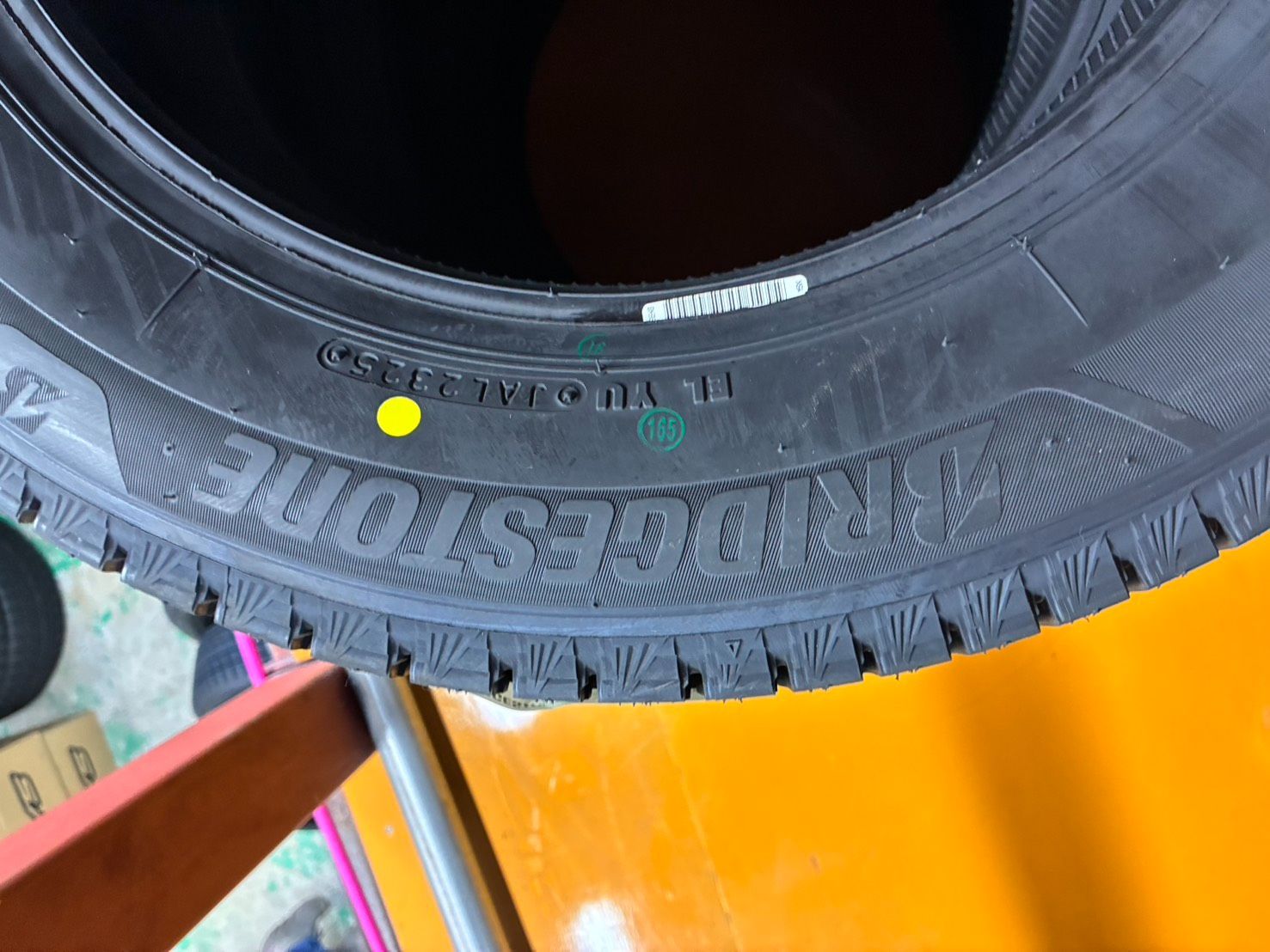 只今タイムセール中。 BRIDGESTONE BLIZZAK VRX3 175|65R15 84Q スタッドレスタイヤ 4本セット 2025年製 一流の素材、 完璧な品質。