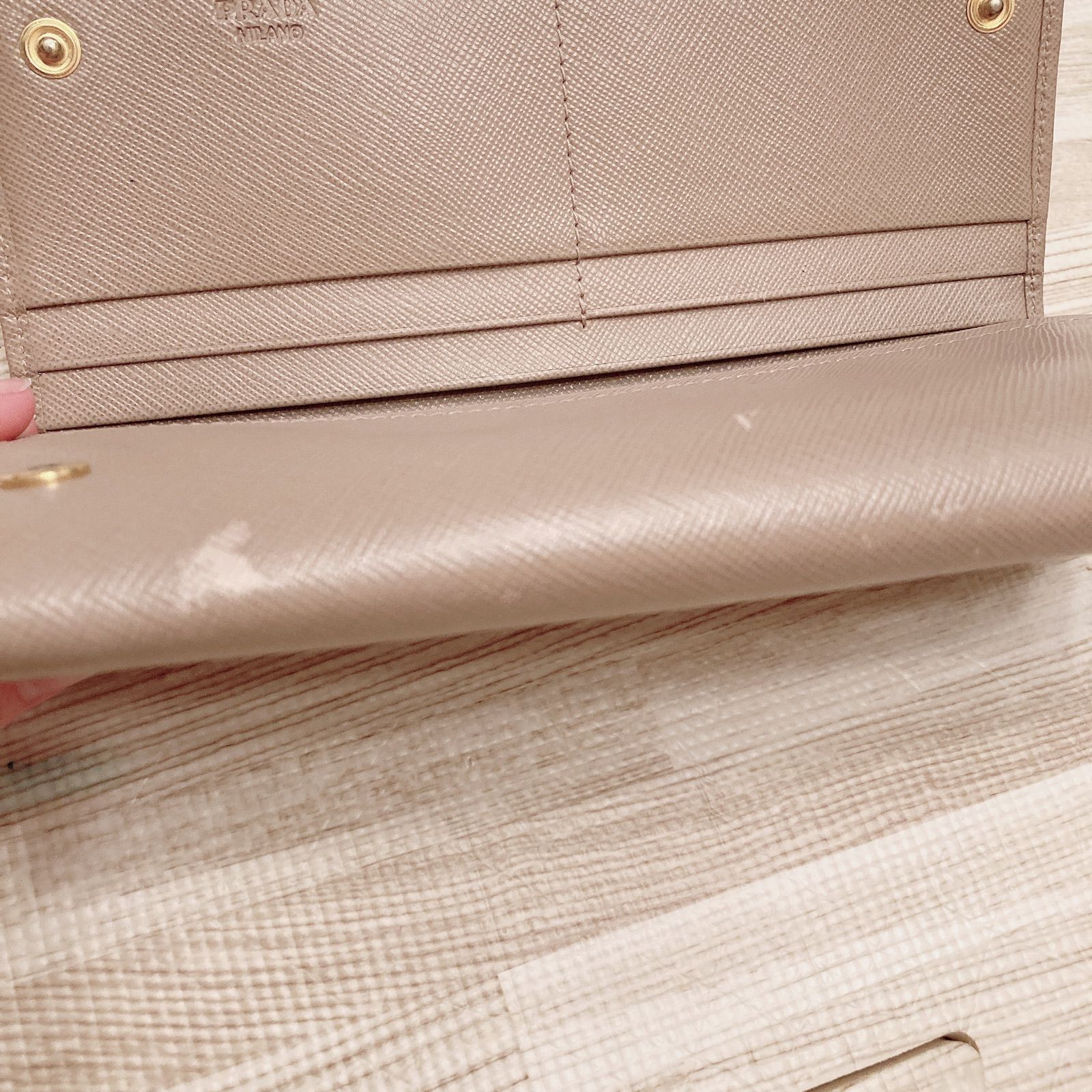 美品✨PRADA 2点セット　フィオッコ　リボン　メタルロゴ　ベージュ 大幅値下げ・正規品・廃盤】PRADA リボン 長財布 サフィアーノ
