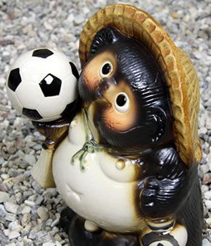 信楽焼 8号サッカーたぬき 信楽焼たぬき縁起物タヌキ 陶器タヌキ