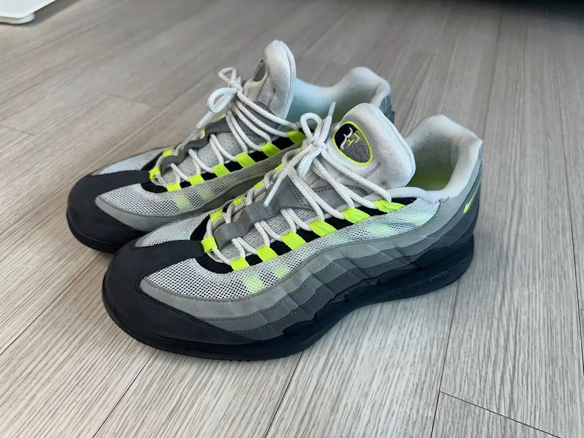 NIKE