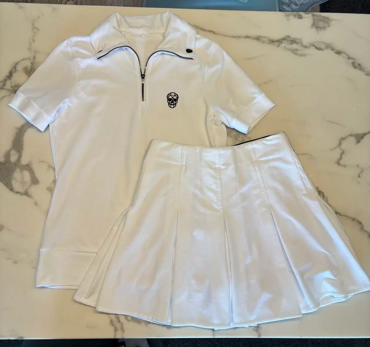 【超歓迎された!】 本物 アメージングクリー 半袖 襟付きTシャツ ポロシャツ ＋ プリーツ スカート 冒険