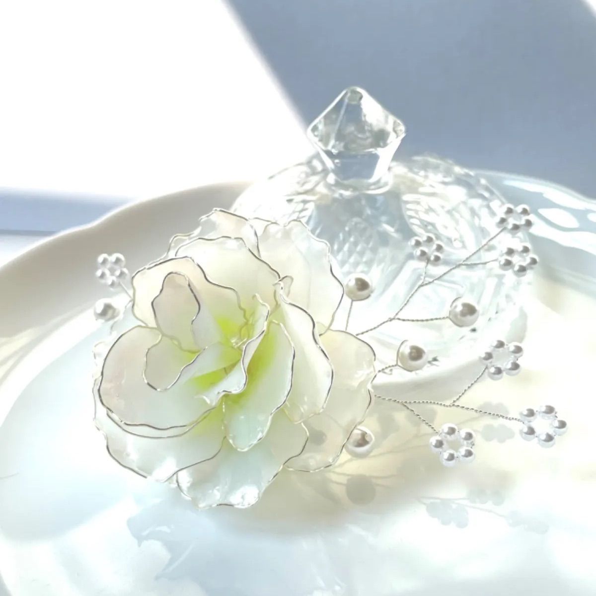 白薔薇のコサージュ ＊ディップフラワー ＊アメリカンフラワー ＊入学式 ＊卒業式 - メルカリShops
