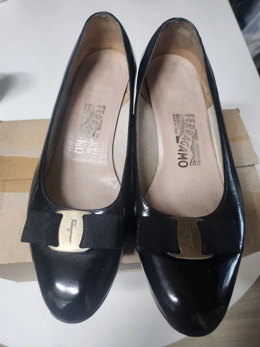 FERRAGAMO フェラガモ ブラックリボン フラット 235