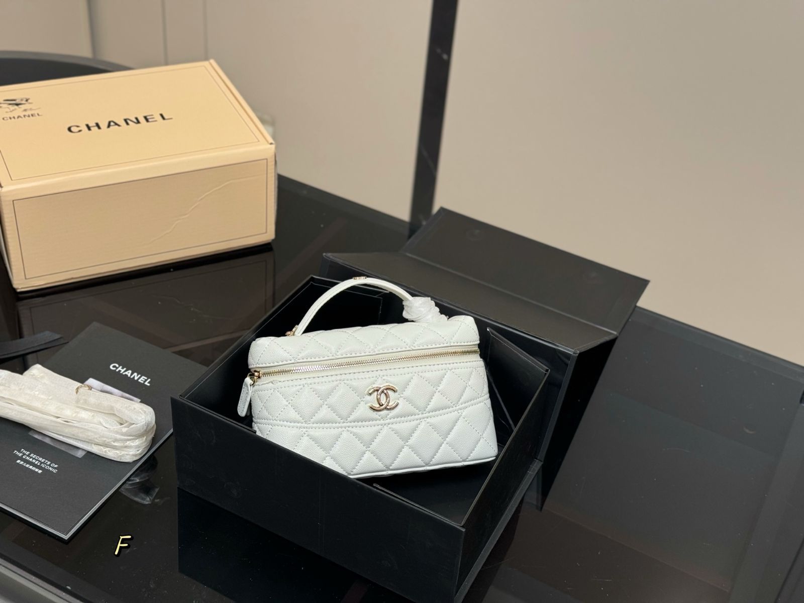 今日特価】Chanel Bento Hobo Bag シャネル 弁当箱 ホーボー