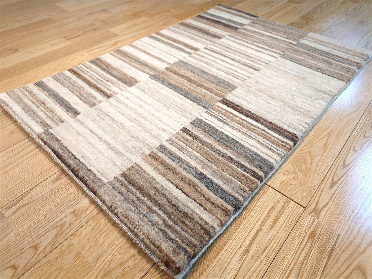 夏は涼しく冬は暖かい天然無染めラグ ガゼニラハット