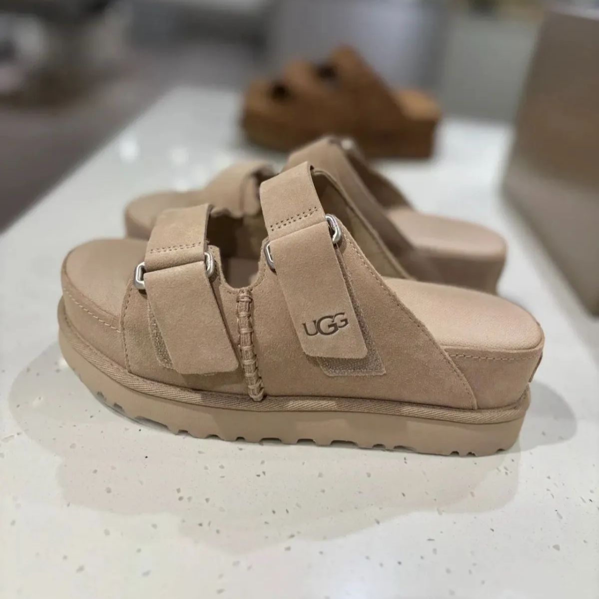 新品 UGG（アグ）Goldenstar サンダル スリッパ