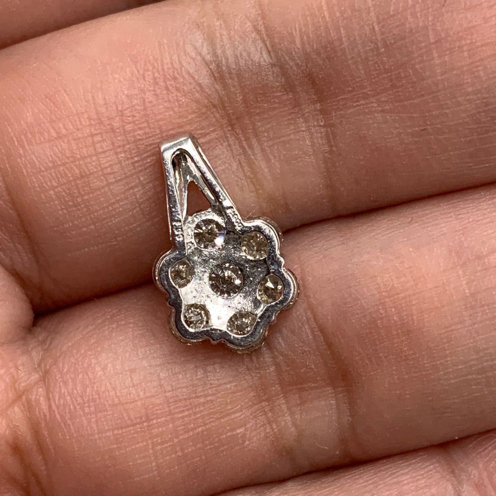 Pt900 フラワー ダイヤ ペンダント 1ct 1.8g