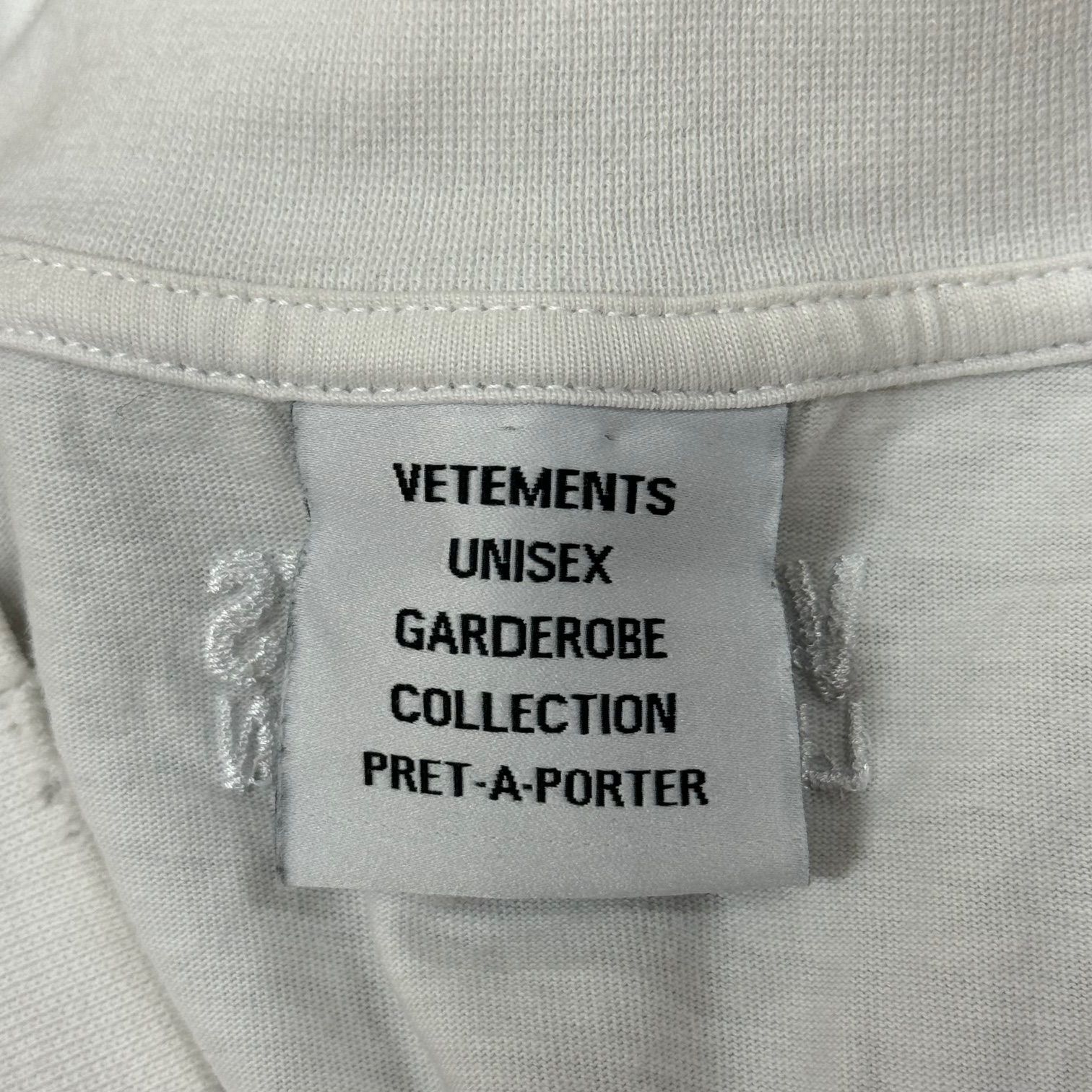 VETEMENTS 23SS ユーズド加工ロゴエンボスプリントTシャツ ヴェトモン UE63TR740W M 72575A4 - メルカリ