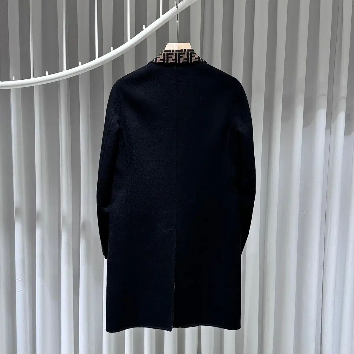 FENDI フェンディ 美品 ファーライナー付き黒いウールコート フード