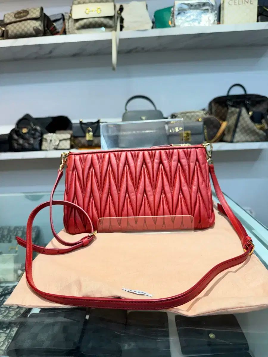 MIU MIU ミュウミュウ マテラッセ クロスバック ゴールド レッド