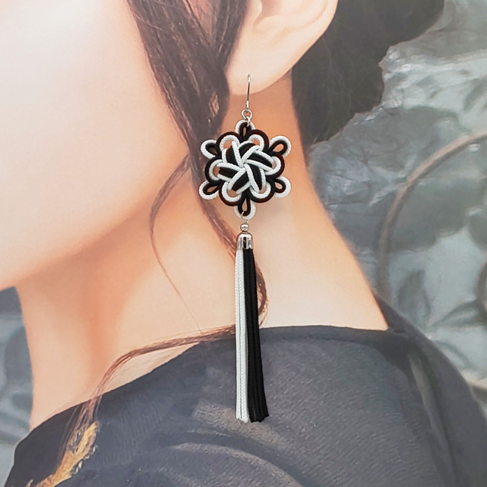 再販25 オルテガ タッセル リボン ネイティブ 白 黒 ピアス イヤリング