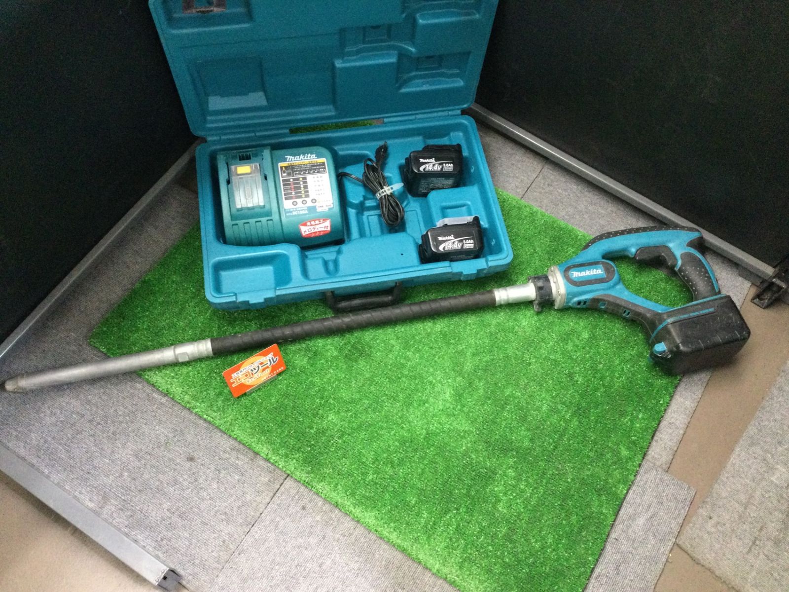 【領収書発行可】Makita/マキタ 14.4V充電式コンクリートバイブレータバッテリ2個付き VR340DRFX [IT03YI0HCZJE][エコツール岡崎岩津店]