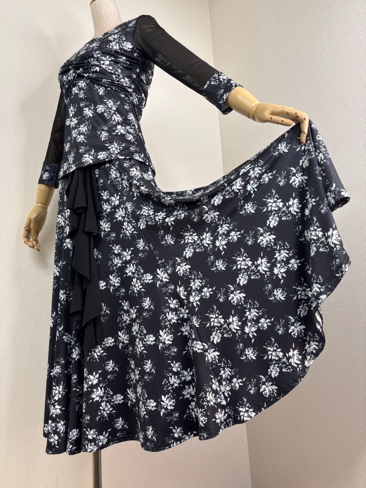 ブラック×ホワイト バックリボントップス