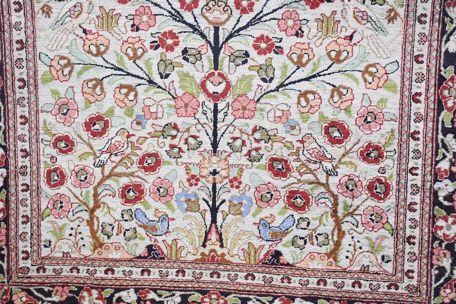 幅広い品揃え。 EJK58 額入りペルシャ絨毯 クム産 手織り シルク 工房サイン 生命の木 額装 ハンドメイド 検 タペストリー アンティーク イスファハン 送料無料！