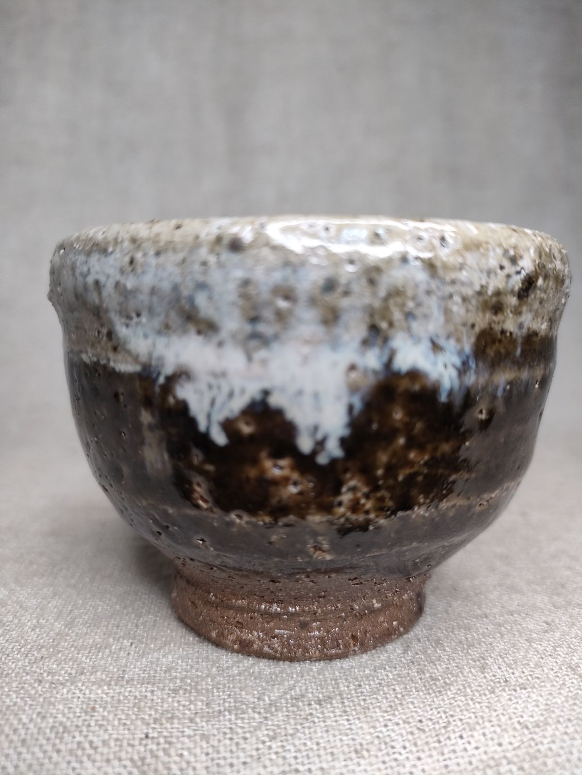 【岡本作礼】朝鮮唐津ぐい呑 岡本作礼 作 朝鮮唐津掛け分ぐい呑 – ギャラリー一番館