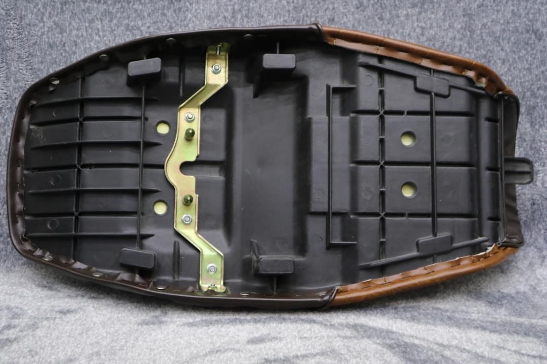 ZRX400 鋲打ち 茶ツートン タックロールシート // 完成品