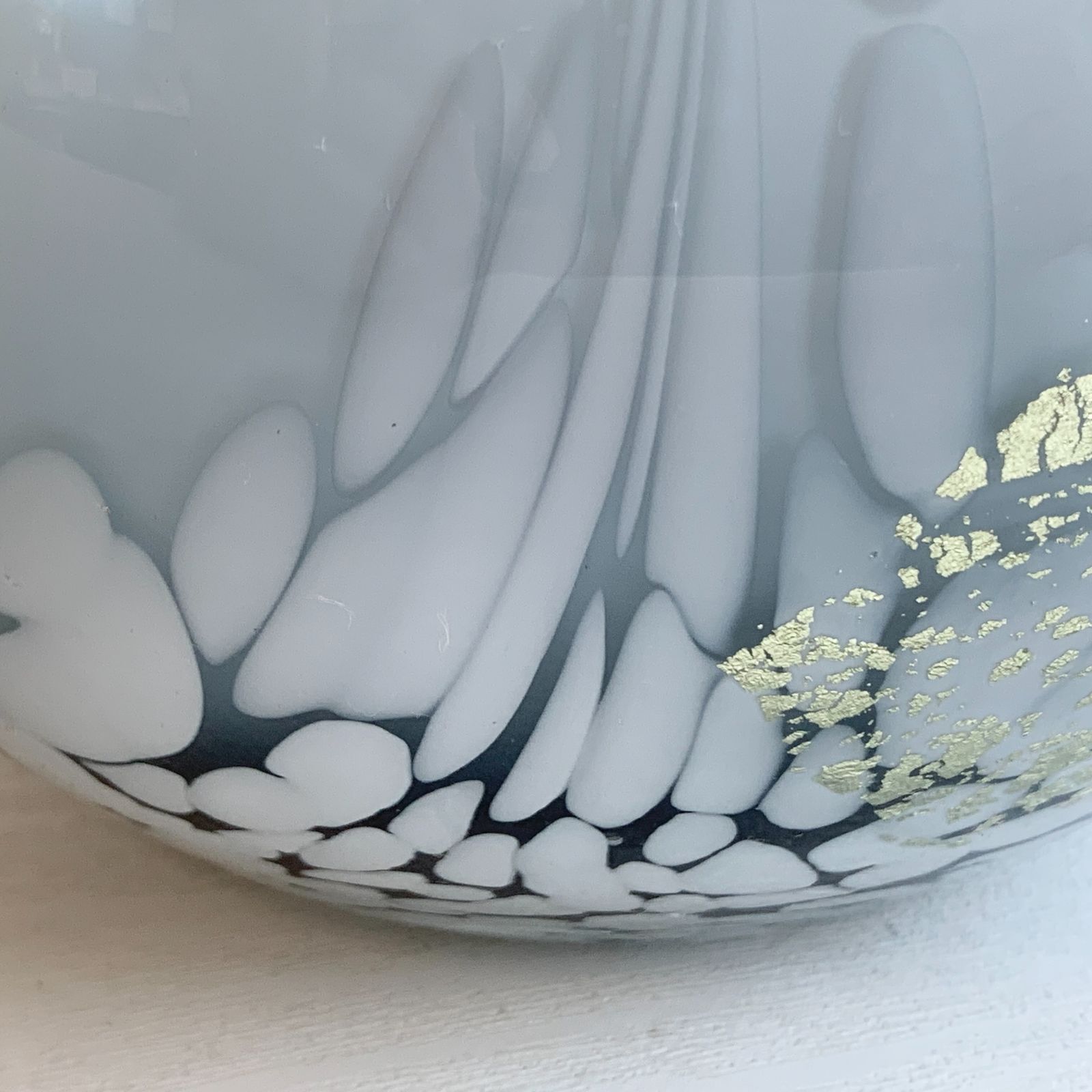 ★重厚な吹きガラスの魅力☆金箔散らし耳付き花瓶★カメイガラス ☆重厚な吹きガラスの魅力☆金箔散らし耳付き花瓶☆カメイガラス