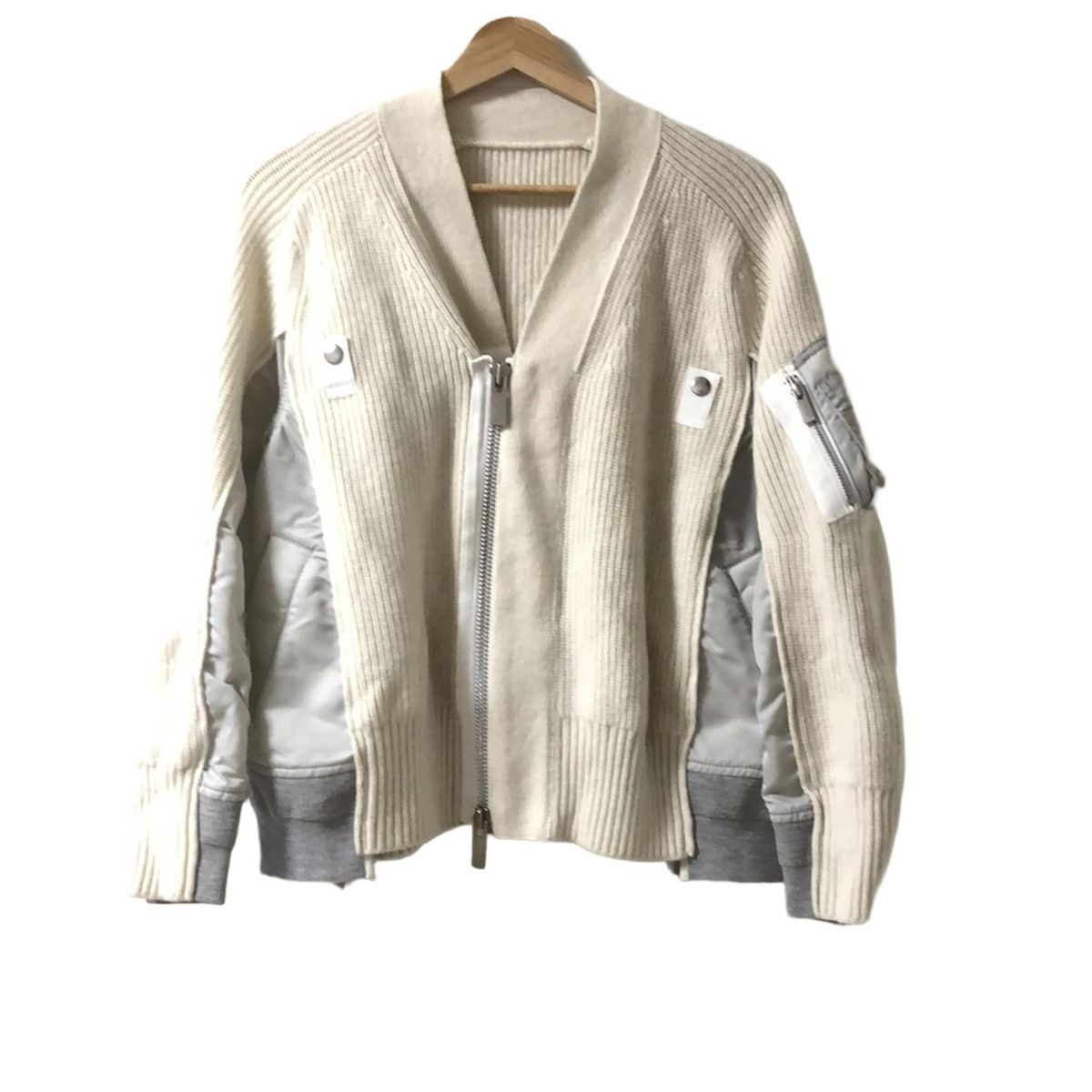 sacai - Sacai(サカイ) ブルゾン サイズ1 S レディース美品  - SCW-252 白×グレー 長袖/ニット/異素材切替/秋/冬 sacai - Sacai(サカイ) ブルゾン サイズ1 S レディース美品