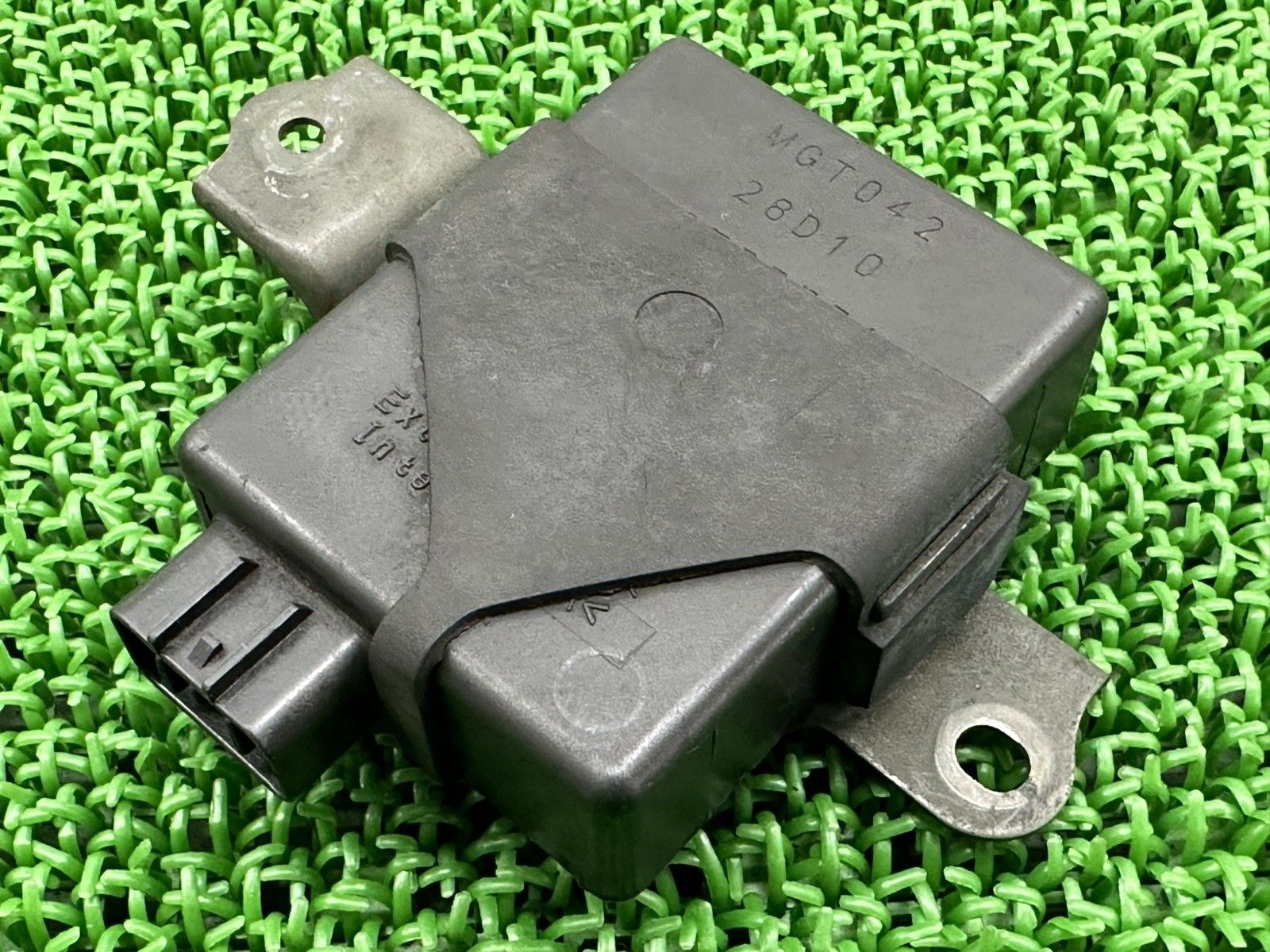 グラストラッカー イグナイター スズキ 純正 バイク 部品 NJ47A CDI スパークユニット ステー付き 機能的問題なし sM