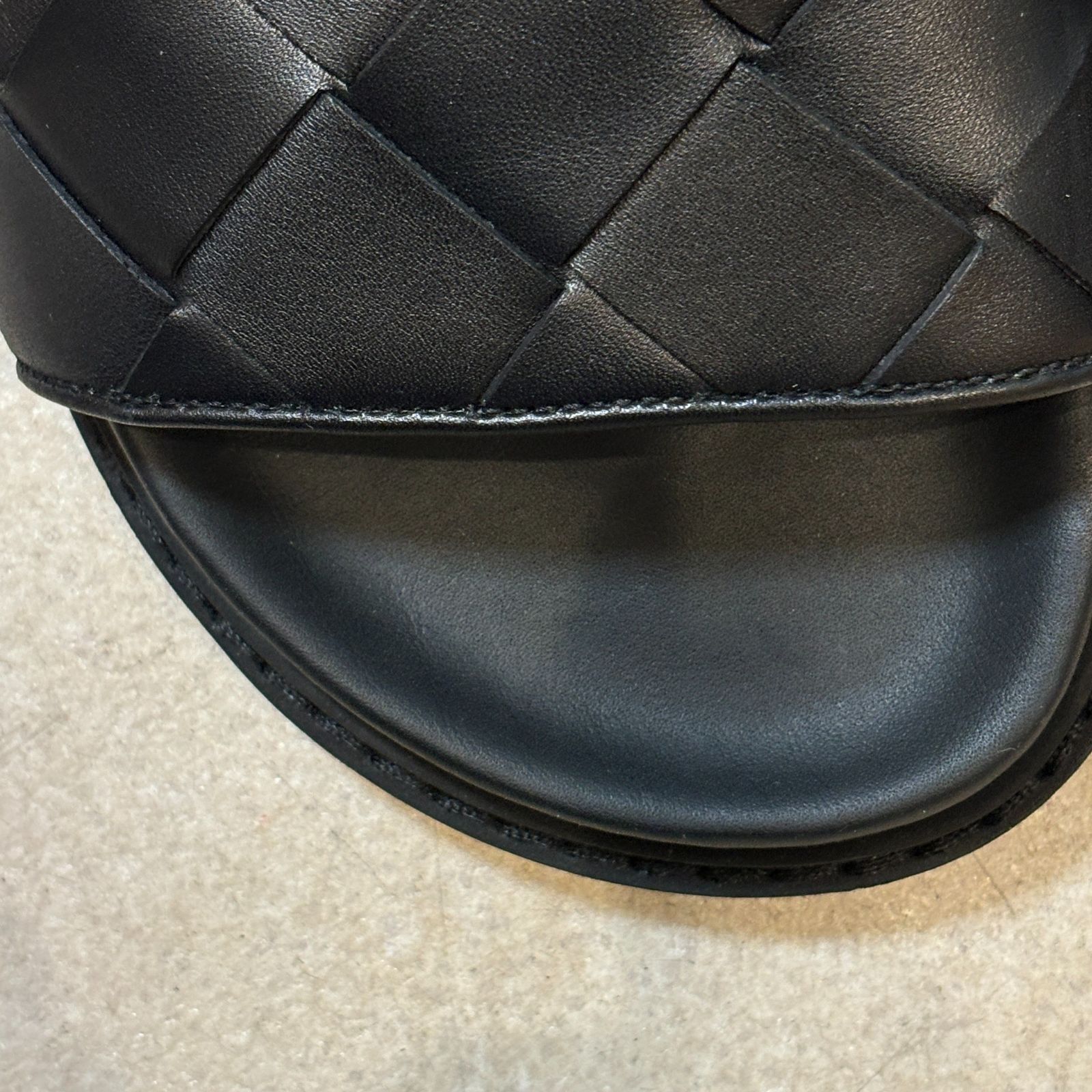 BOTTEGA VENETA ボッテガヴェネタバックルブサンダル　黒　38 ΩNA3438 大人気！ BOTTEGA VENETA ボッテガヴェネタ サンダル メンズ