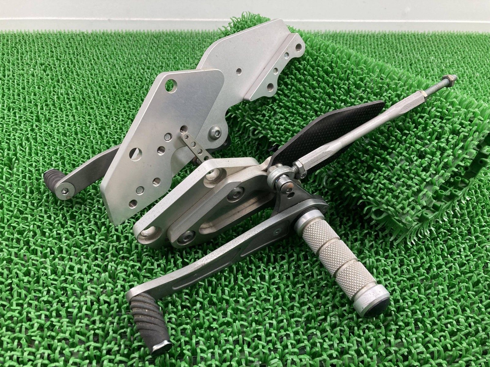 SPICE製ZZ-R1100 バックステップ 左右 社外 中古 ZXT10D タクティカルステップ 3ポジション アルミ 曲がり無し カスタム素材に Iu SPICE製ZZ-R1100 バックステップ 左右 社外 中古 ZXT10D タクティカル