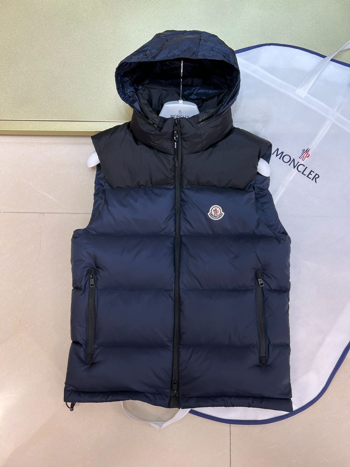 【MONCLER】Bost ベスト ジレ テディ素材 クラシック MONCLER モンクレール ダウンベスト レディース ロゴ ベスト