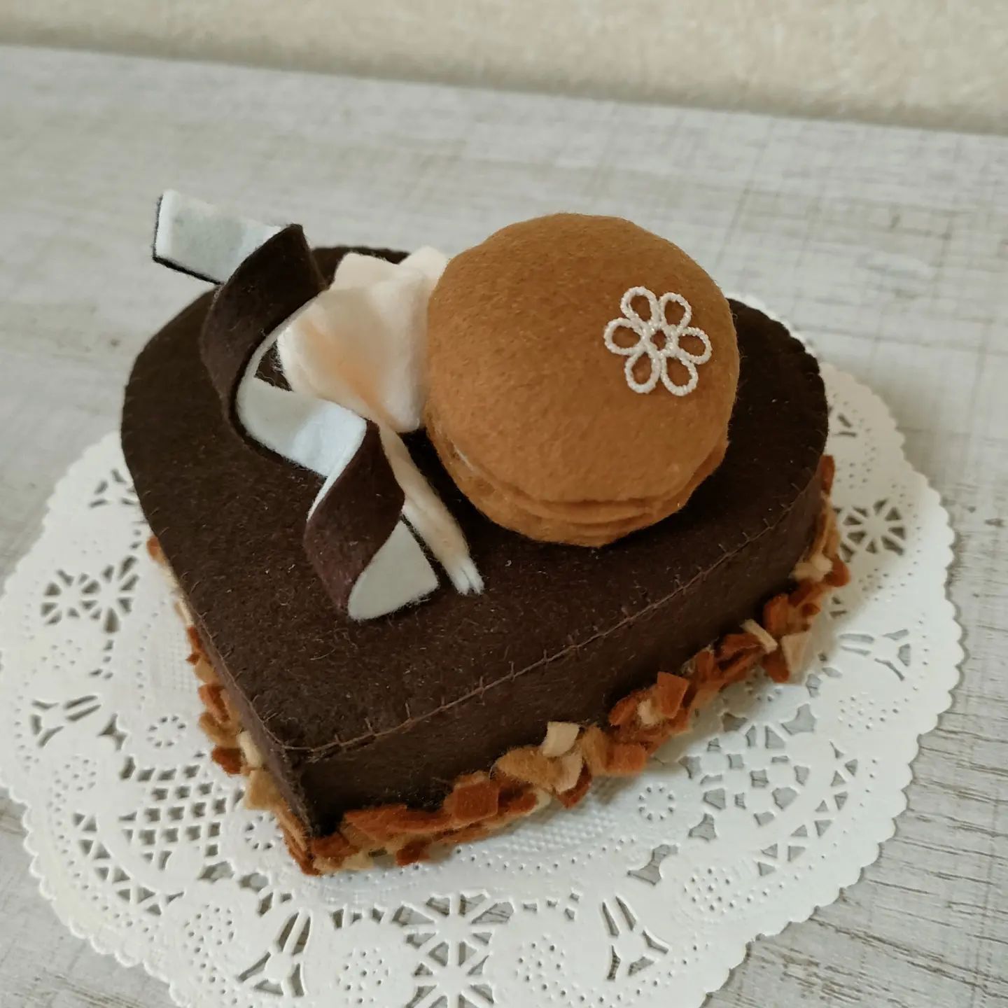 フェルト de マカロン付きハートのチョコケーキ - メルカリ