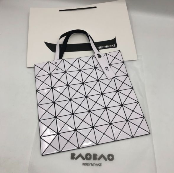 未使用BAO BAO ISSEY MIYAKE バオバオイッセイミヤケ トートバッグ 白 BAOBAO