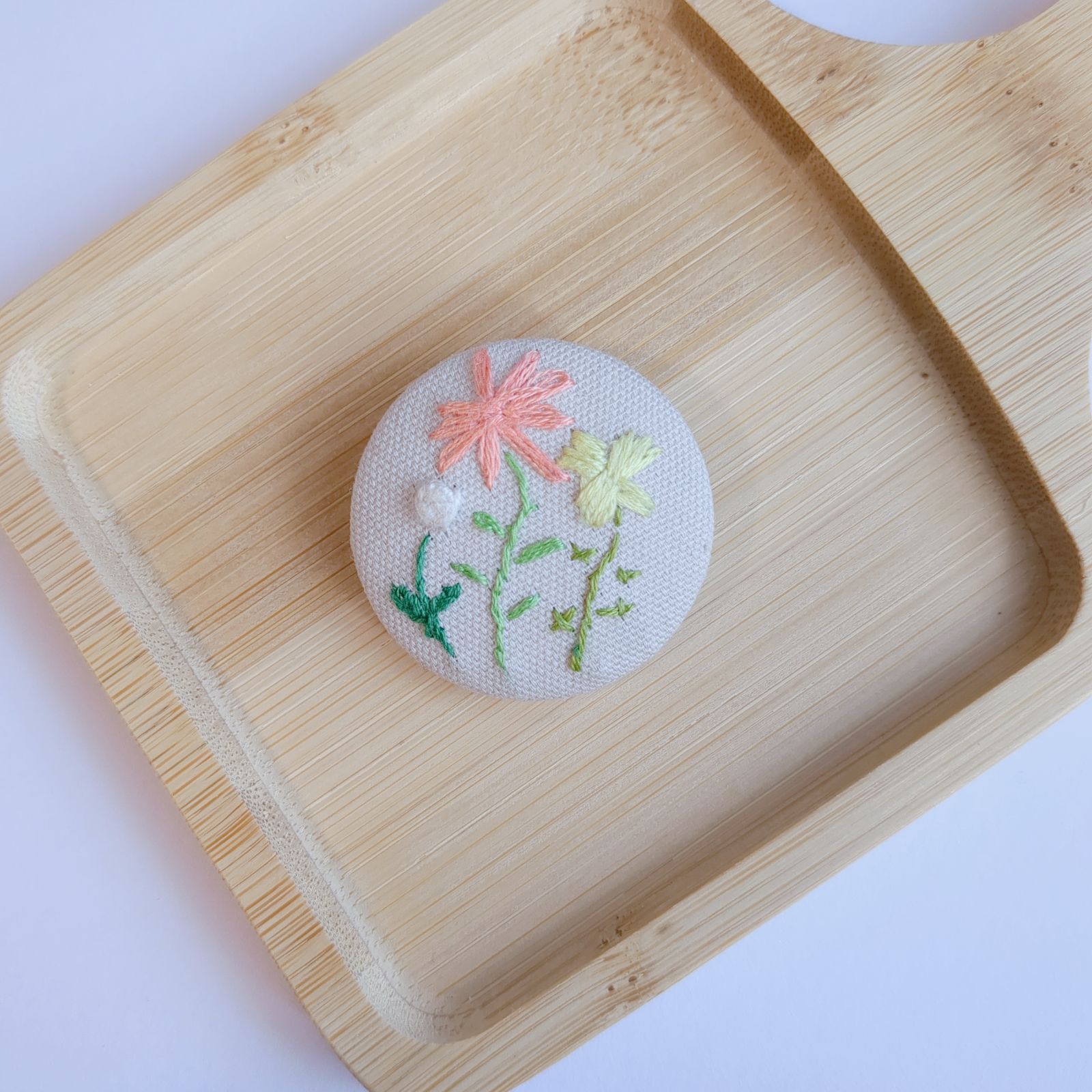 ハンドメイド ボタニカル 刺繍 お花の刺繍ブローチ リバティ使用