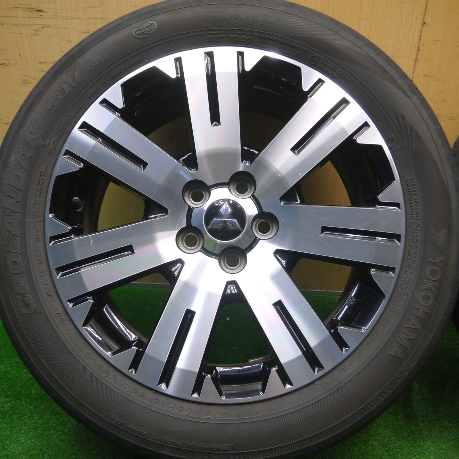 【新品未使用納車前外し】三菱　デリカ　D5　シャモニー　純正ホイール・タイヤ4本 新品納車前外し】三菱 デリカ D5 シャモニー 純正ホイール