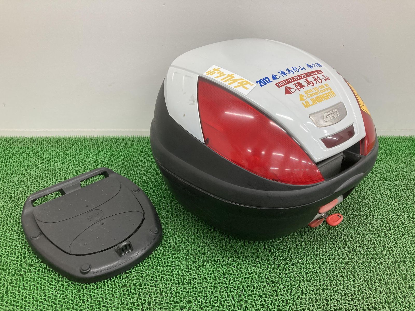 GIVI製 トップケース パール 社外 中古 バイク 部品 E370ND 37L リアボックス 鍵・ベース付き ペイント素材に 割れ欠け無し