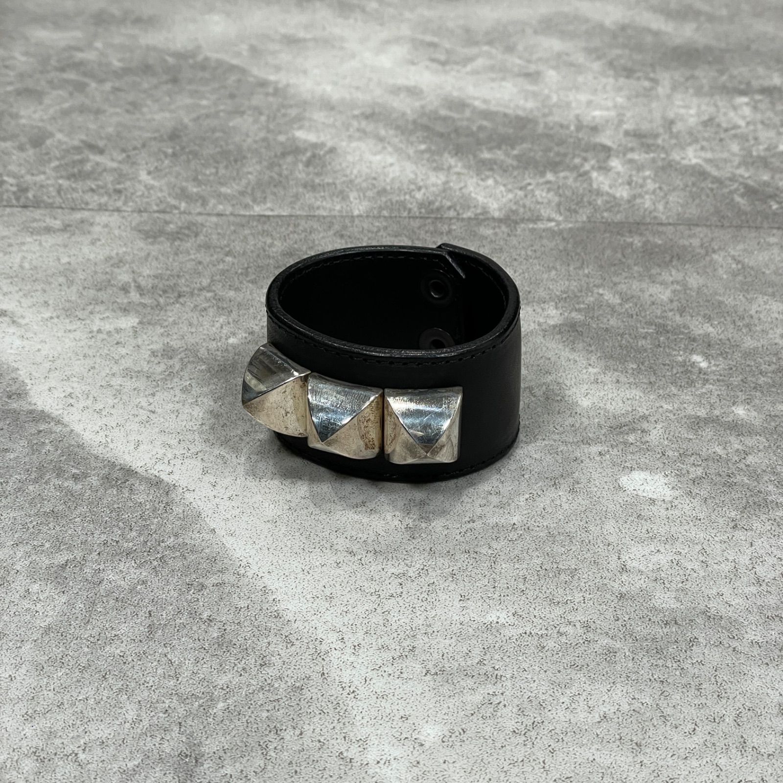 NOBU IKEGUCHI 【ノブ　イケグチ】レザースタッズブレスレット