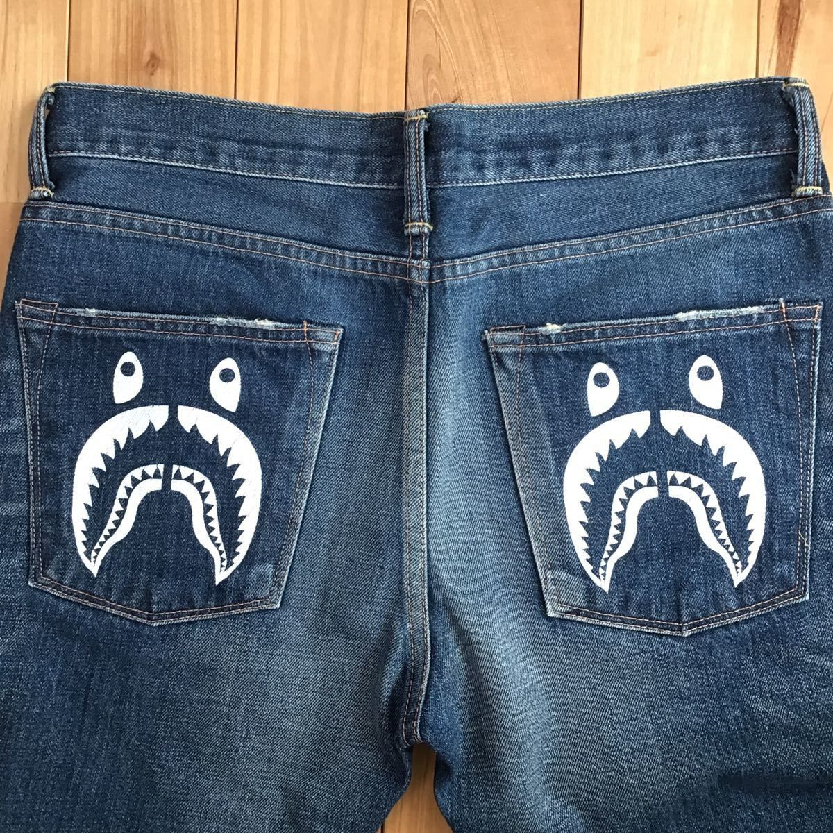 販売売品アベイシングエイプ　シャーク　デニムパンツ　M　ジーンズ　刺繍　BAPE　メンズ パンツ