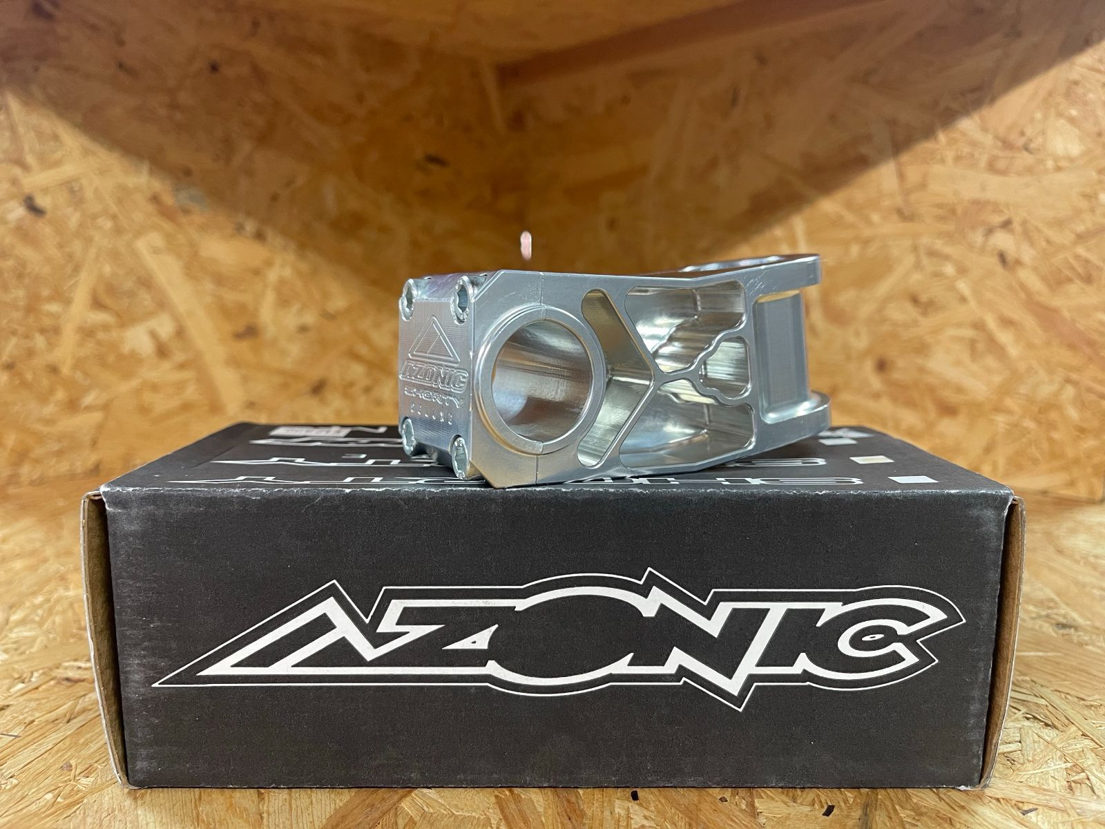 AZONIC SHORTY ステム シルバー Azonic Shorty Deluxe DH Stem: 60mm x 25.4mm x 1 1/8