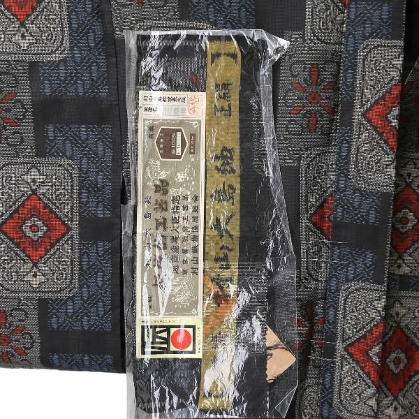 紬 黒地にエンジ角柄   村山 大島 大島 長着 村山 紬 黒地にエンジ角柄 - メルカリ