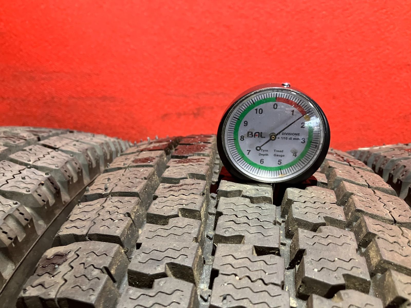 新車外し トラックスタッドレスタイヤ