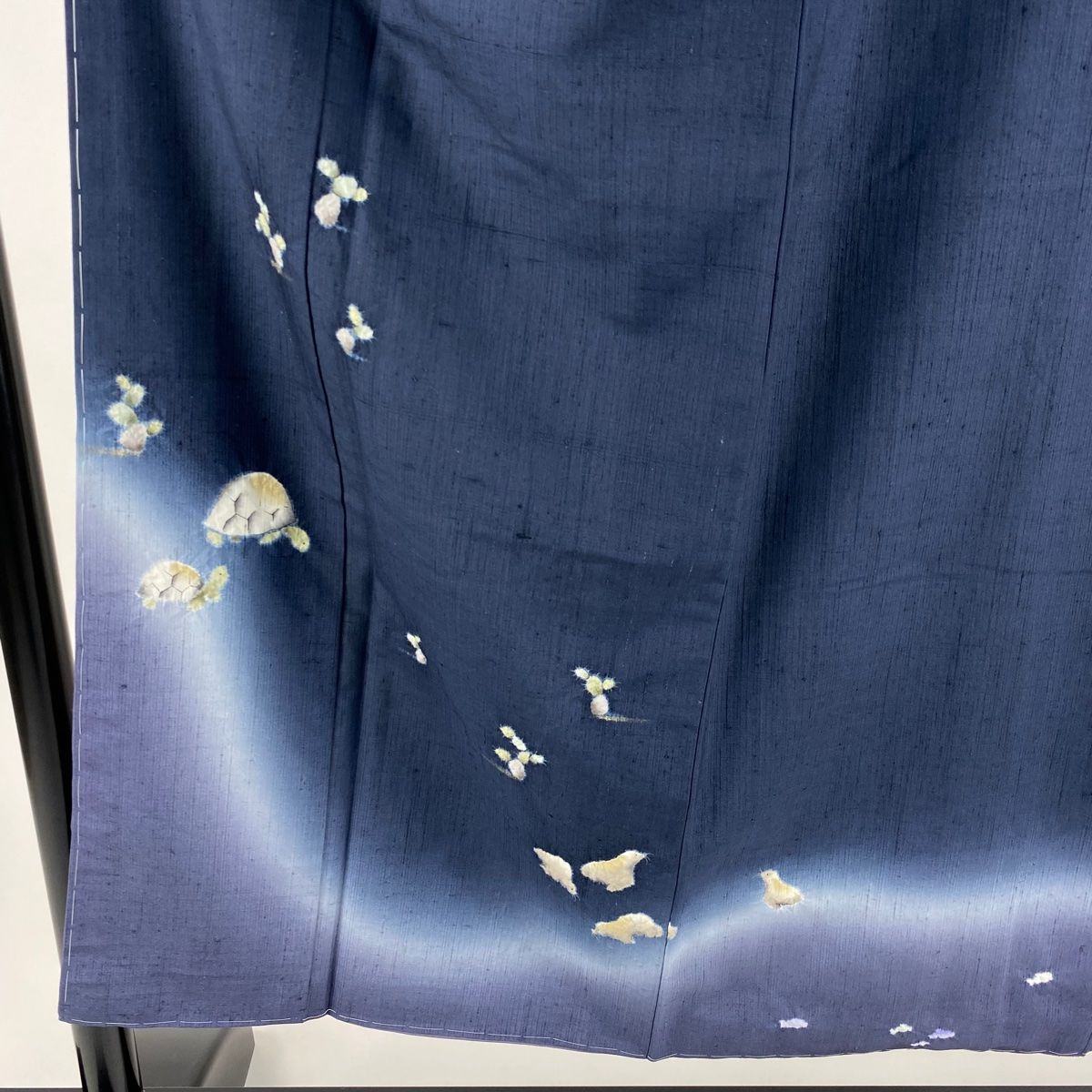 付下げ 身丈150cm 裄丈61.5cm S 袷 紬地 やまと 亀 鯨 絞り 金彩 紺色  