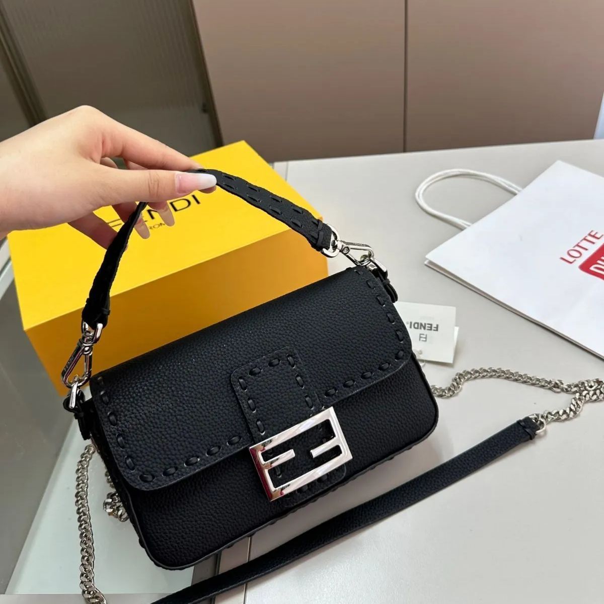 Fendi  ハンドバッグ バッグを斜めにします チェーンバッグ  ショルダーバッグ