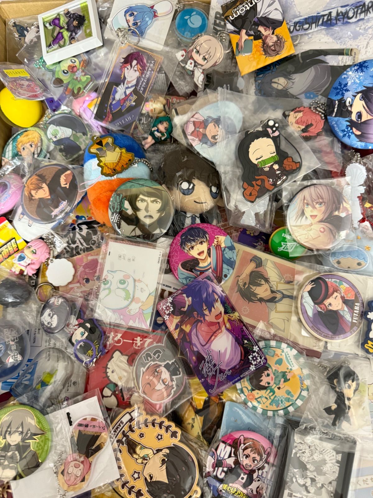 大特価！ アニメグッズ等 缶バッジ キーホルダー クリアファイル